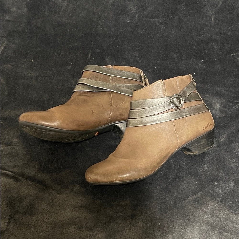 Taos Footwear Women's Tan and Gray Ankle Booties